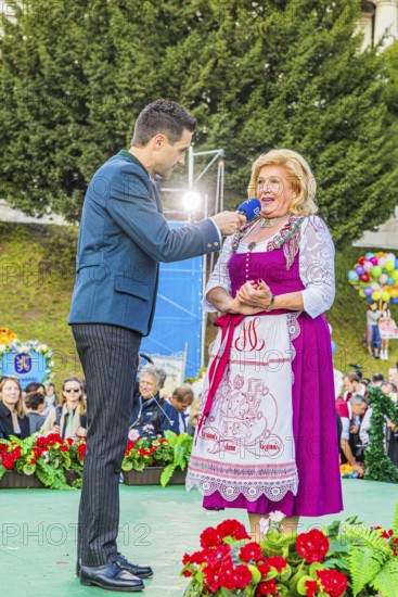 Bavarian Radio presenter Dominik Göbl in conversation with Elisabeth Polaczy, head of the historic