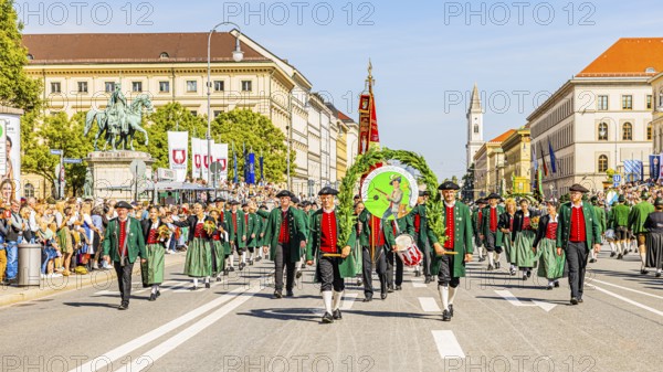 Dietershofen firearms club from Unterallgäu, traditional traditional costume and marksmen's parade,