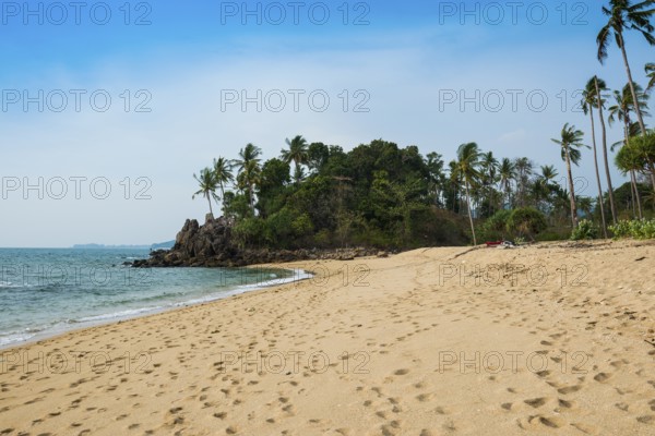 White sandy beach and coconut palms, Coconut Palm Beach, Sala Dan, Ko Lanta, Koh Lanta, Krabi