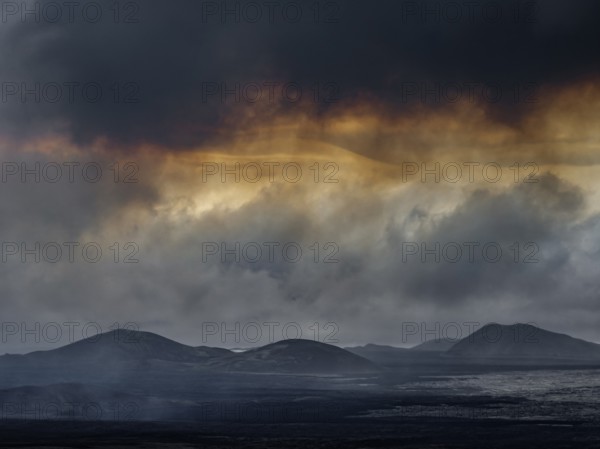 Lava, lava field, ash cloud, volcanic eruption, panorama, mountains, Sundhnúkur crater chain, July