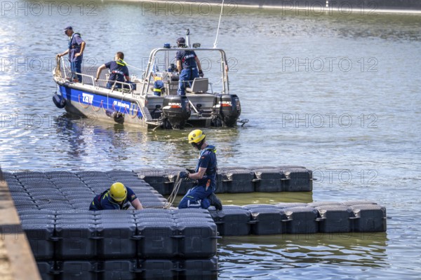 Construction of a floating platform with the jet-float system, this can be used as a work platform,