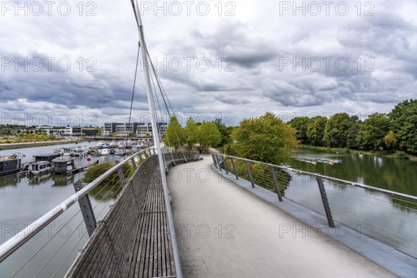 Cycle path, footpath at the new Graf Bismarck urban quarter on the Rhine-Herne Canal, residential