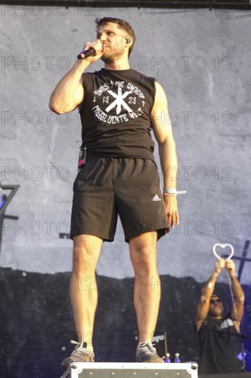 Swiss, singer of the band Swiss und die Andern at the Highfield Festival on Saturday, Störmthaler