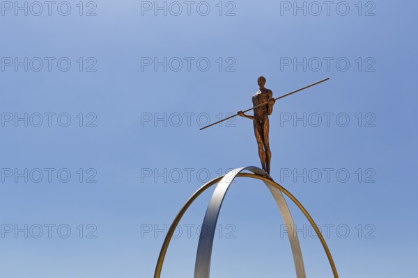 Sculpture Balance by the artist Martina Ondáková in front of a blue sky, human figure balanced,