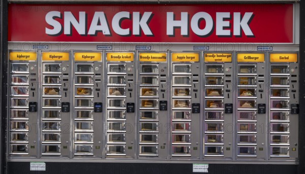 Vending machine restaurant, Snack Hoek, fast food dishes are pre-prepared and then placed in the