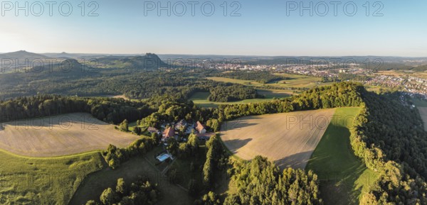 Luftbild, Panorama von einer vulkanisch geprägten Landschaft im Abendlicht, im Vordergrund der