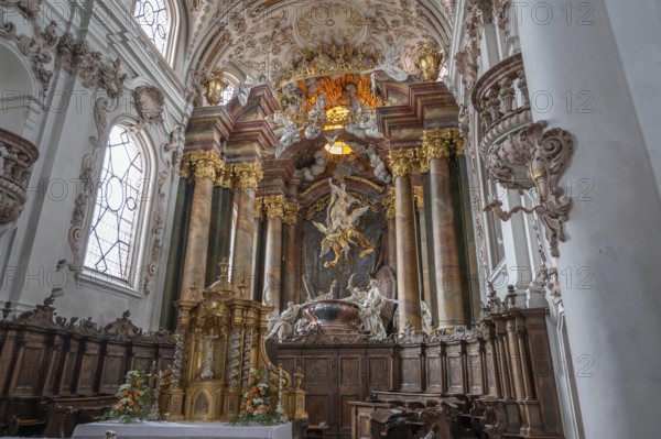 Chancel with the Assumption of the Virgin Mary with twelve apostles, a work created by Egid Quirin