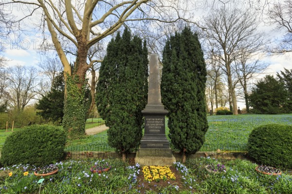 Scilla, blue stars in a meadow, gravestone, Lindener Bergfriedhof, monument protection, Lindener