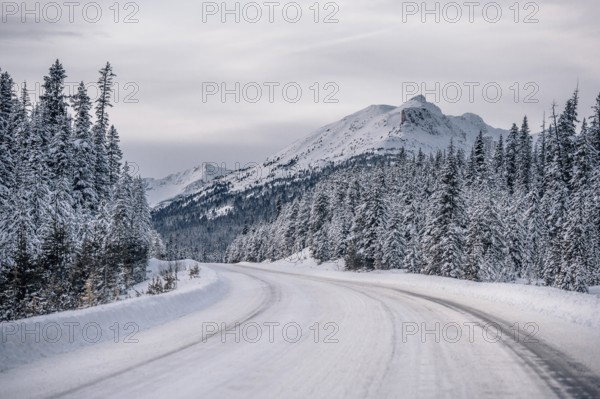 Winter road trip on the Icefields Parkway with lots of snow and ice, Banff National Park, Jasper