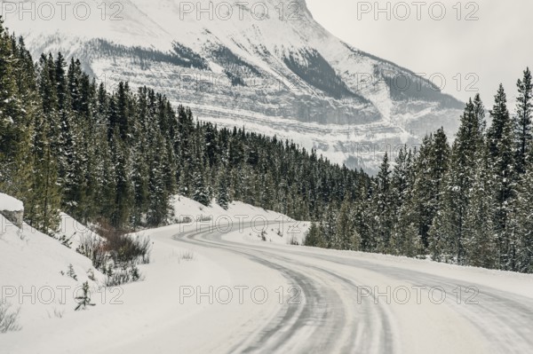 Winter road trip on the Icefields Parkway with lots of snow and ice, Banff National Park, Jasper