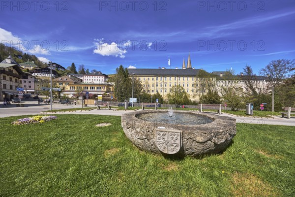 Royal Castle Berchtesgaden, Fischerbrunnen, master stonemason August Wolf, fountain, stone