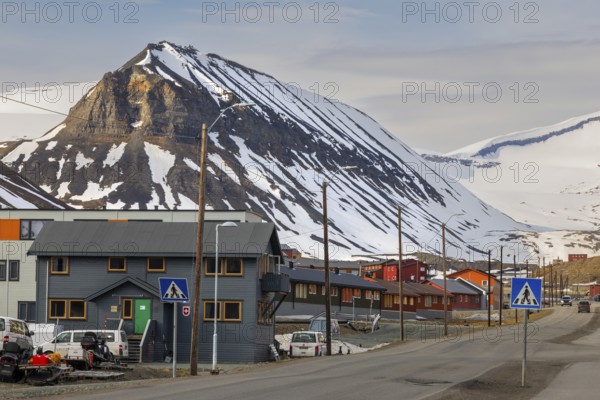 Vei 500, colourful wooden houses in front of a mountain range, road, Longyearbyen, Spitsbergen,