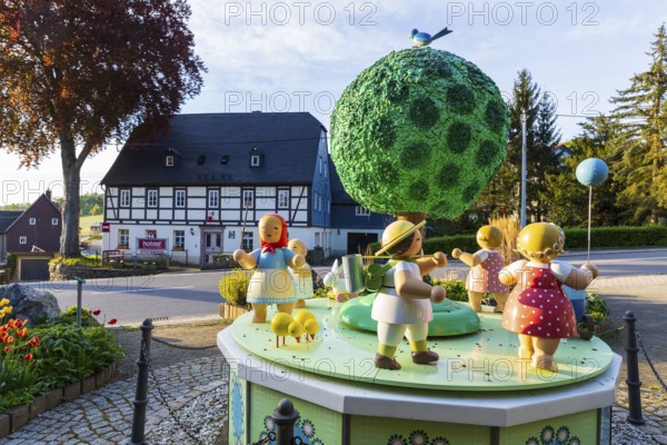 Summer version of the music box with figures by Wendt & Kühn in the centre of Grünhainichen,