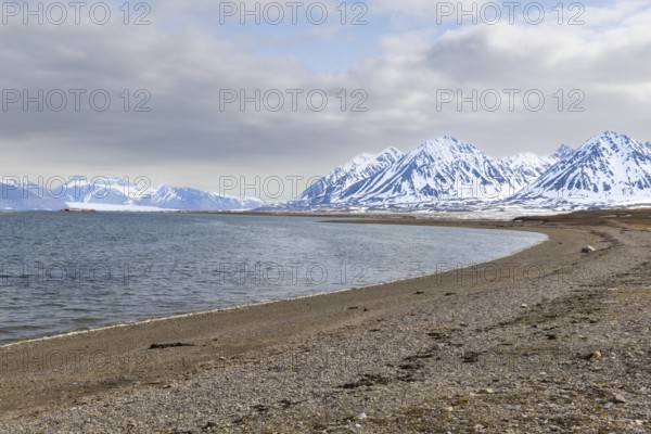 Beach, mountain range, sea, Ny-Alesund, Spitsbergen, Svalbard