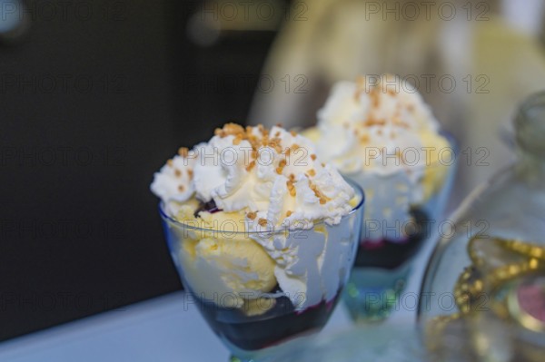 Two sundaes with cream and sprinkles on a table, decoratively arranged, Retro Freizeitpark