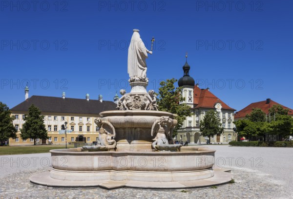 Marienbrunnen with town hall, Kapellplatz, place of pilgrimage, Altötting, Upper Bavaria, Bavaria,