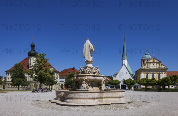 Marienbrunnen with town hall Chapel of Grace and Sankt Magdalena church, Kapellplatz, place of