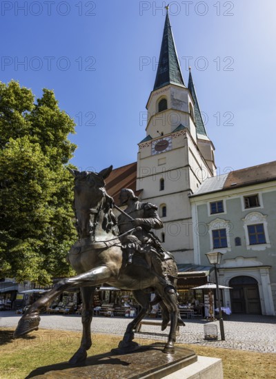 Equestrian statue, Field Marshal Tilly monument on Kapellplatz with the collegiate parish church of