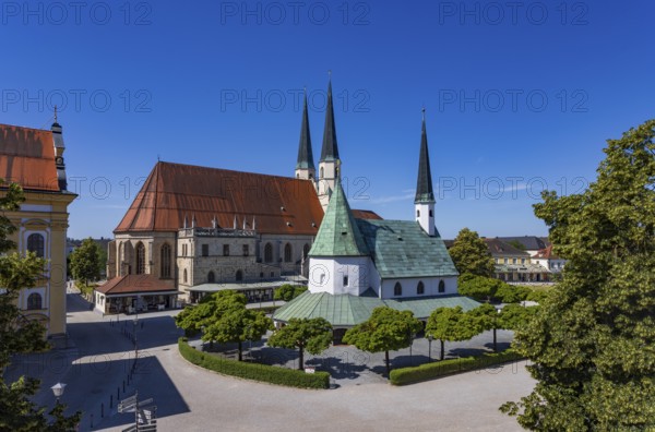 Chapel of Grace and Stiftspfarrkirche Sankt Philippus und Jakobus am Kapellplatz, place of