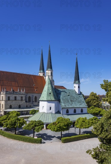 Chapel of Grace and Stiftspfarrkirche Sankt Philippus und Jakobus am Kapellplatz, place of