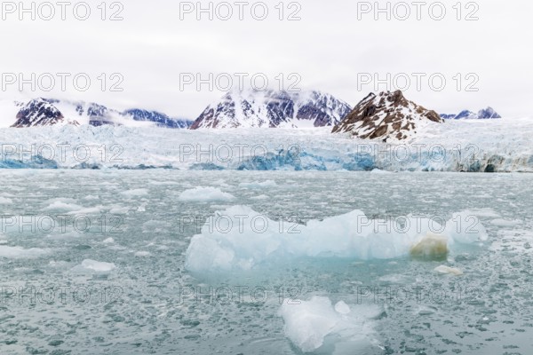 Ice in front of glacier tongue, mountain range, sea, Smeerenburgbreen, Spitsbergen, Svalbard