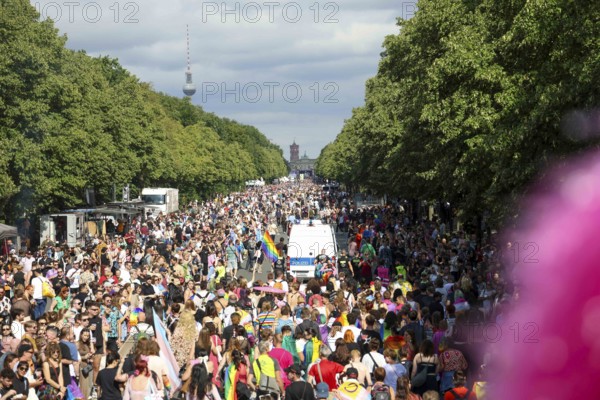 Overview of the participants on Straße des 17. Juni at the 47th Christopher Street Day under the