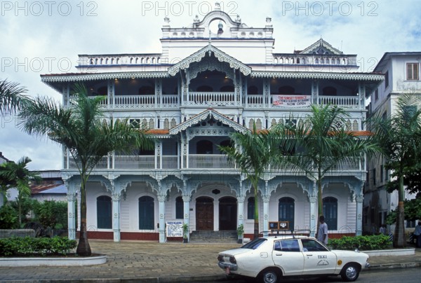 Old villa in the Stonetown district of Zanzibar Town, taxi, Zanzibar, Tanzania, Africa, June 2000,