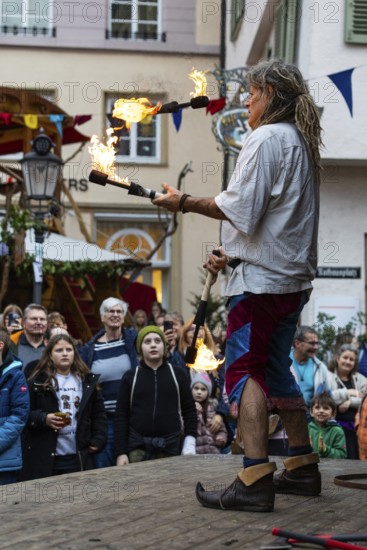 Juggler, fire, stage, audience, medieval clothing, medieval market, city of Esslingen, district of