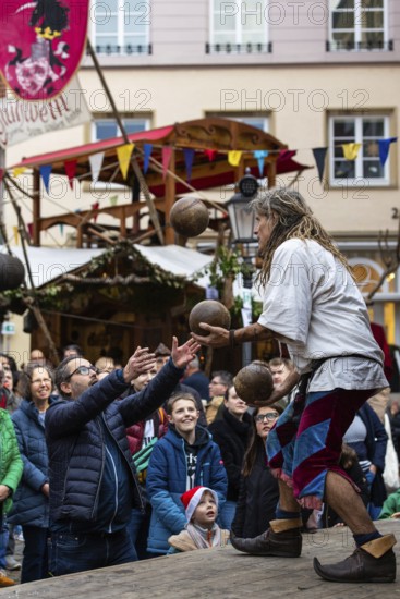 Juggler, stage, audience, medieval clothing, medieval market, city of Esslingen, district of