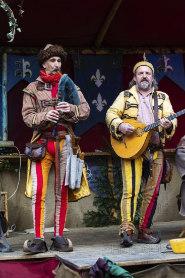 Bagpipers and mandloine players, musician, medieval clothing, medieval market, city of Esslingen,