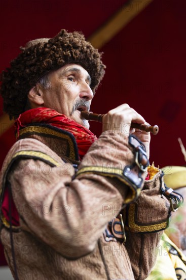 Flute player, musician, medieval clothing, medieval market, city of Esslingen, district of