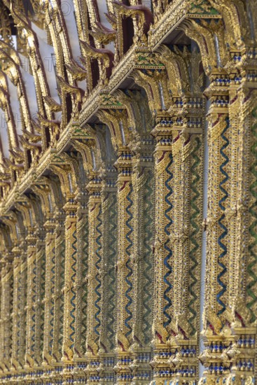 Columns with mosaic decorations (Lai Kranok), also: golden, mosaic-decorated Thai temple columns