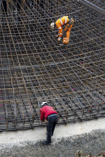 Assembly of reinforcing steel for the reinforced concrete foundation of a wind turbine, a mesh of