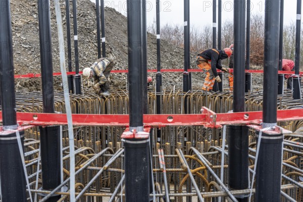 Assembly of reinforcing steel for the reinforced concrete foundation of a wind turbine, a mesh of