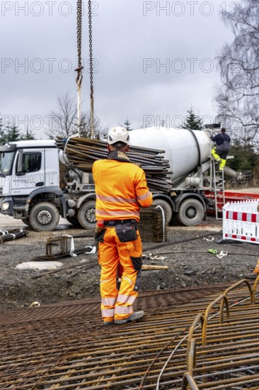 Assembly of reinforcing steel for the reinforced concrete foundation of a wind turbine, a mesh of