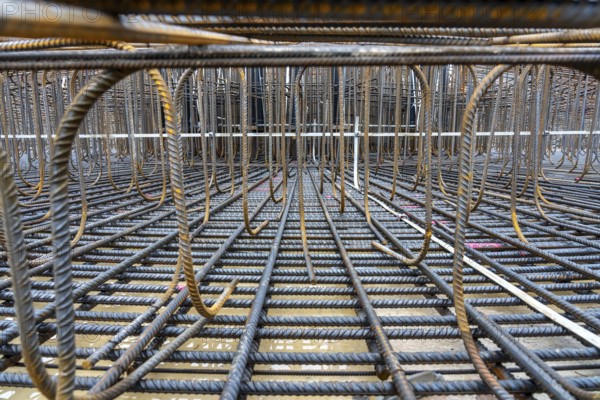 Reinforcing steel mesh for the reinforced concrete foundation of a wind turbine, a mesh of rebar