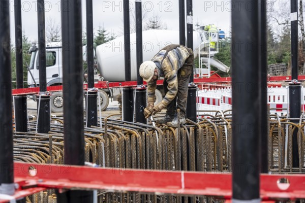 Assembly of reinforcing steel for the reinforced concrete foundation of a wind turbine, a mesh of
