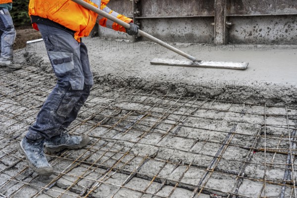 Concreting, concreting the foundation of a wind turbine, more than 600 cubic meters of concrete
