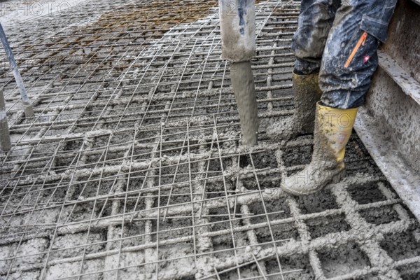 Concreting, concreting the foundation of a wind turbine, concrete pump hose, more than 600 cubic