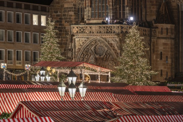 Nuremberg Christmas market with the Church of Our Lady, decorated for Christmas, Hauptmarkt,