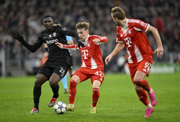Tackle, action Lennart Karl Bayern Munich FCB (42) v Ousmane Diomande Sporting Lisbon SCP (26)