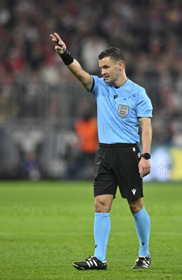 Referee Referee Nicholas Nick Walsh (SCO) Gesture Gesture Champions League, Allianz Arena, Munich,
