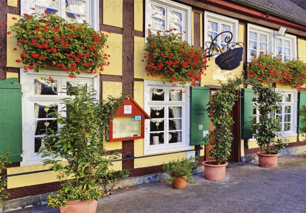 Altes half-timbered house, nostalgically decorated Bauernstube HÃ¼lsemanns SchÃ¤nke, Altstadt,