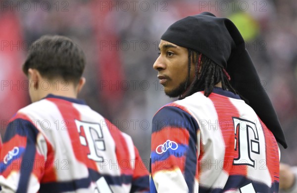 Michael Olise FC Bayern Munich FCB (17) with tube cap Warm-up training MHPArena, MHP Arena