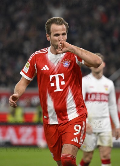 Goal celebration Harry Kane FC Bayern Munich FCB (09) kisses wedding ring ring gesture gesture