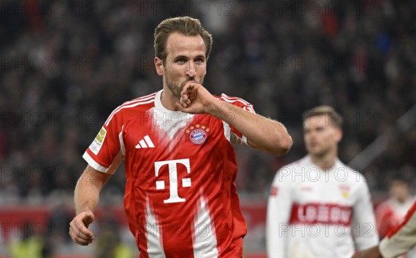 Goal celebration Harry Kane FC Bayern Munich FCB (09) kisses wedding ring ring gesture gesture