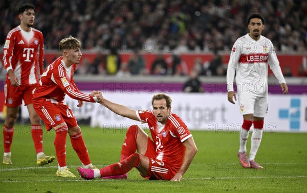 Lennart Karl Bayern Munich FCB (42) helps Harry Kane FC Bayern Munich FCB (09) to his feet Gesture