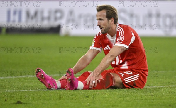 Harry Kane FC Bayern Munich FCB (09) sits disappointed on the ground MHPArena, MHP Arena Stuttgart,