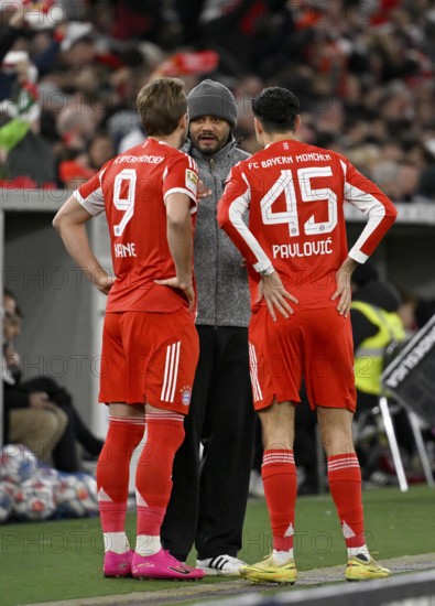 Coach Coach Vincent Kompany FC Bayern Munich FCB in front of substitution Change in discussion with