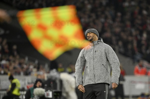 Coach coach Vincent Kompany FC Bayern Munich FCB disappoints disappointment due to offside, flag,